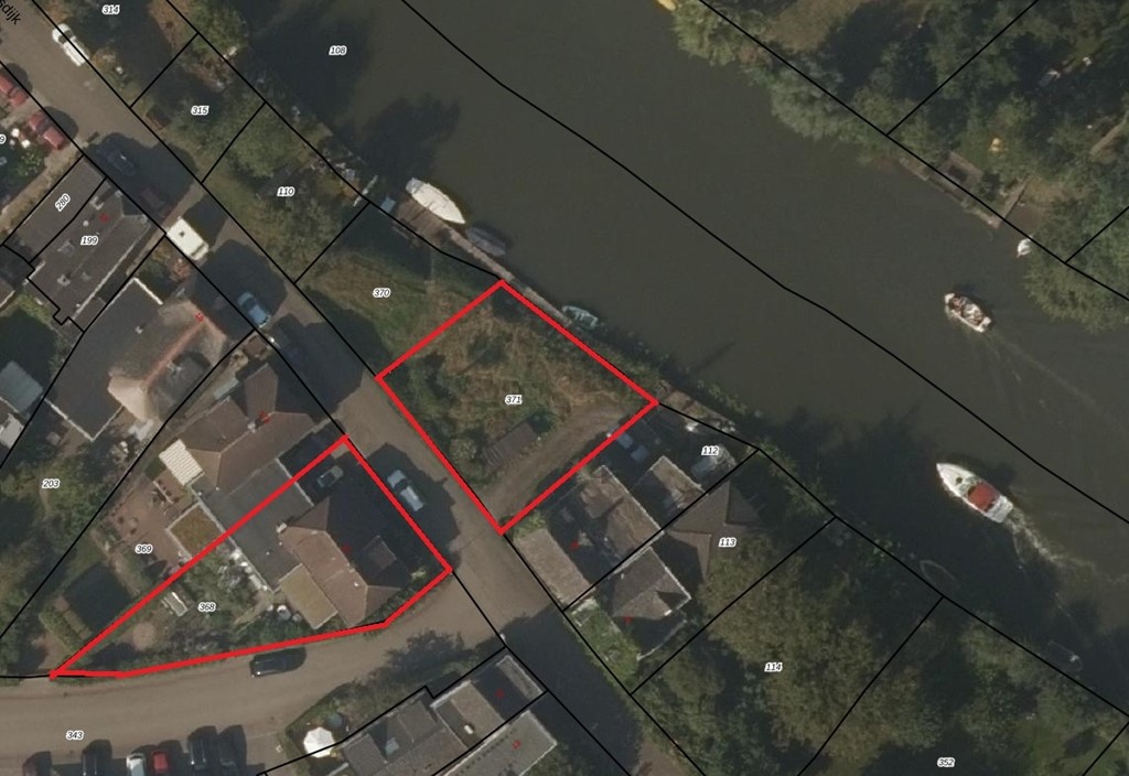 Kadastrale kaart met rode lijnen.jpg